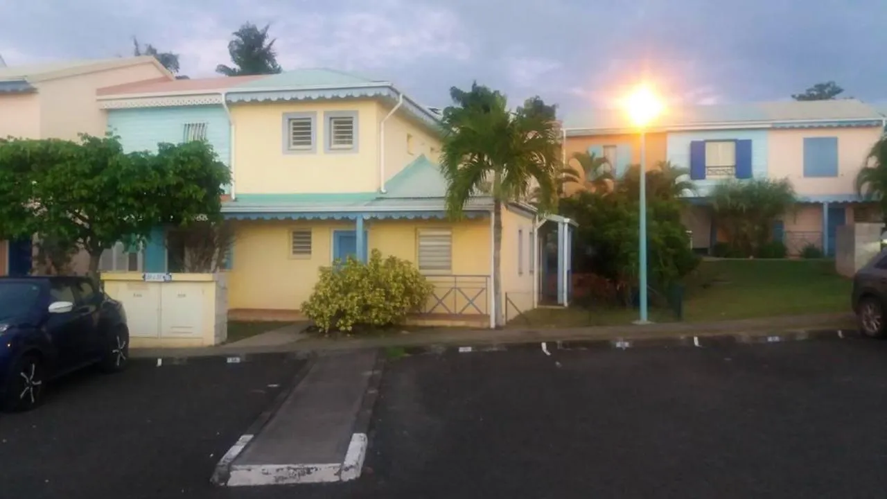 Maison De 2 Chambres Avec Piscine Partagee Jardin Clos Et Wifi A Le Gosier Le Gosier  0*, Le Gosier (Grande-Terre) Guadeloupe